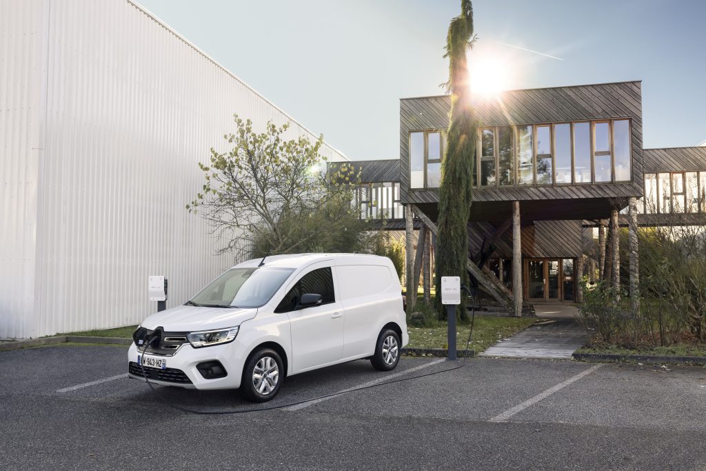 2022 nouveau renault kangoo van e tech electric 2 - les renault kangoo van e-tech electric et master e-tech electric 52 kwh : en route vers le tout électrique