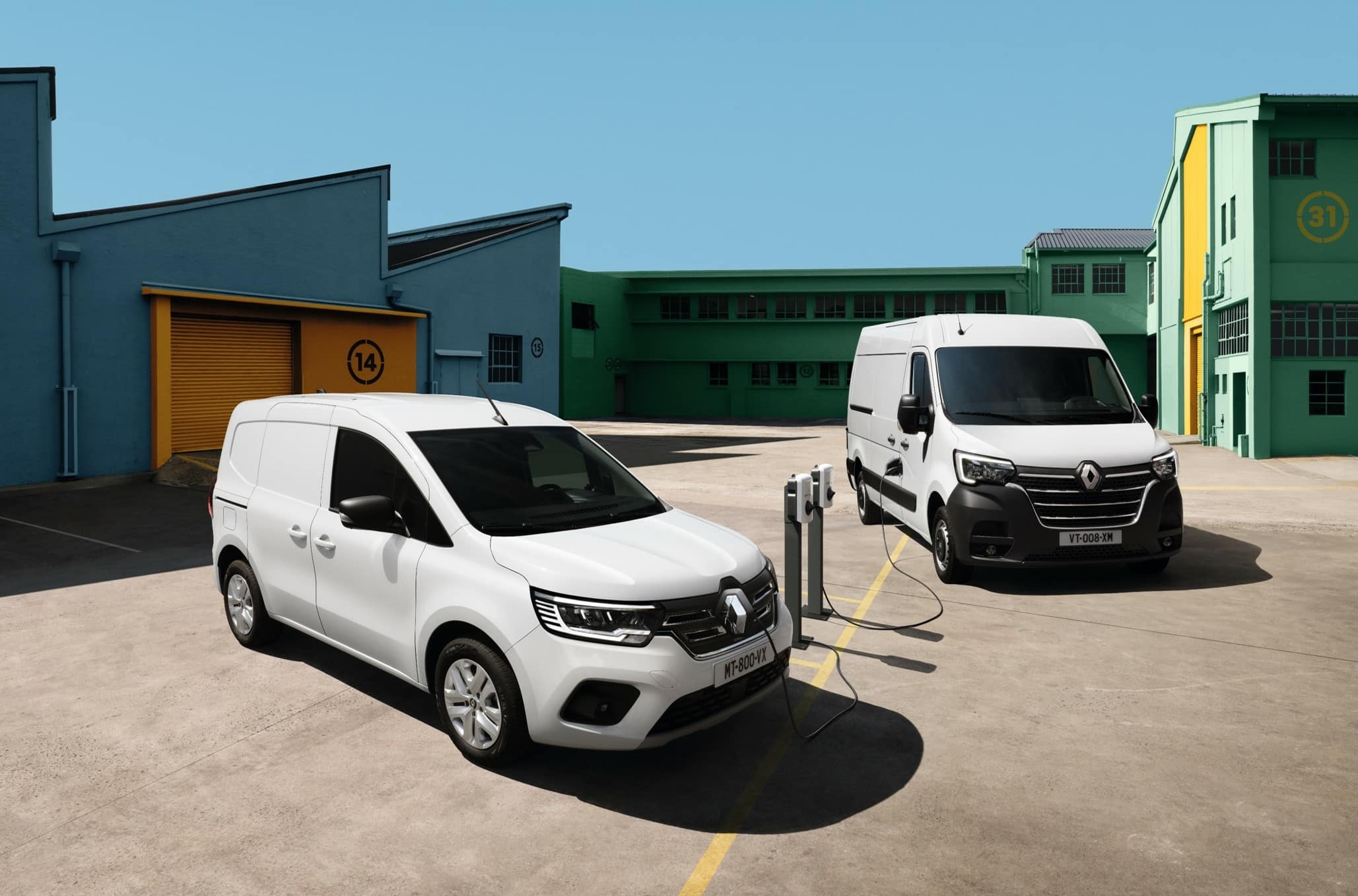 Nouvelle gamme d'utilitaire renault électrique avec le kangoo van e-tech et le master e-tech en recharge