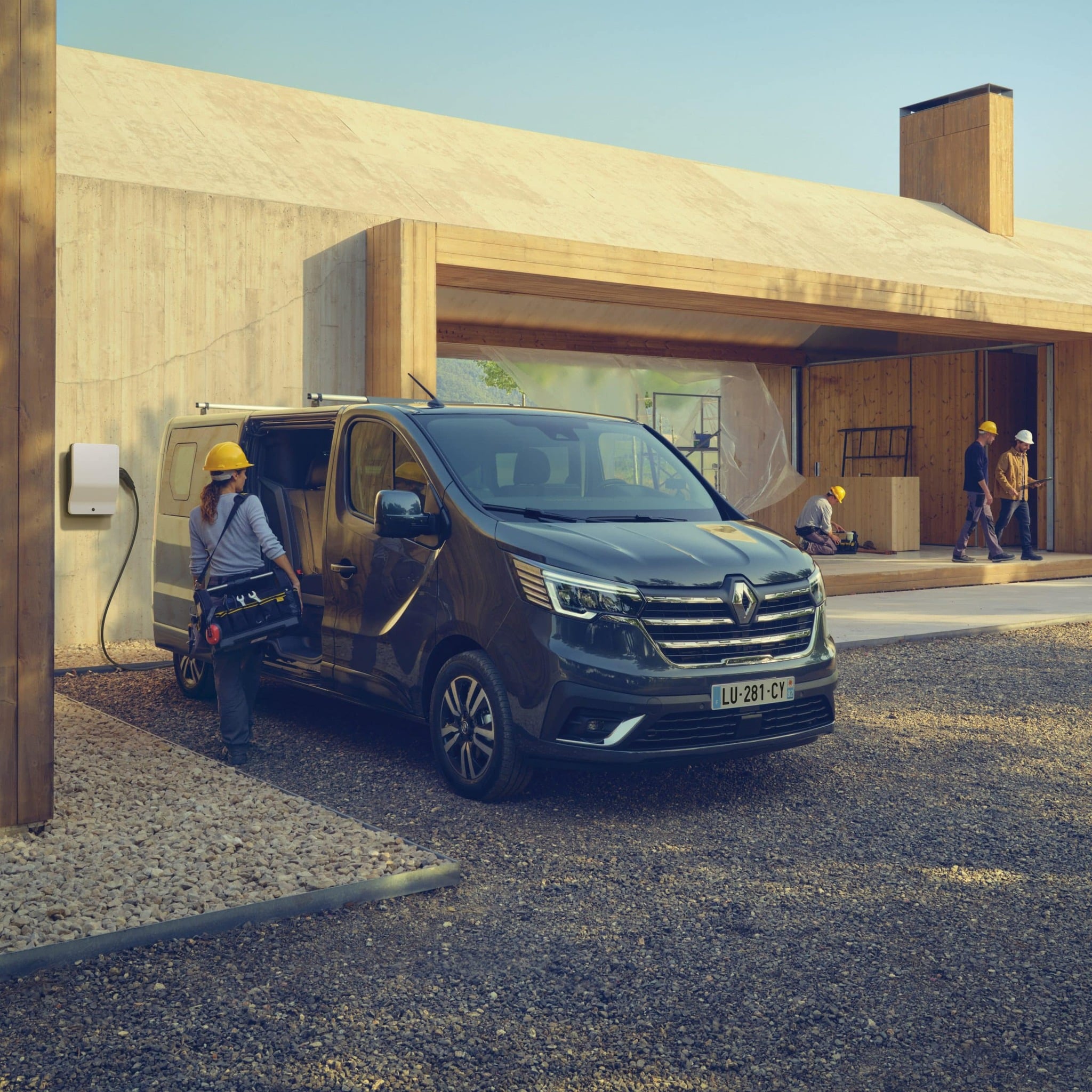 Avec le nouveau trafic van e-tech electric, renault présente sa gamme utilitaire 100% électrifiée au salon iaa transportation d’hanovre