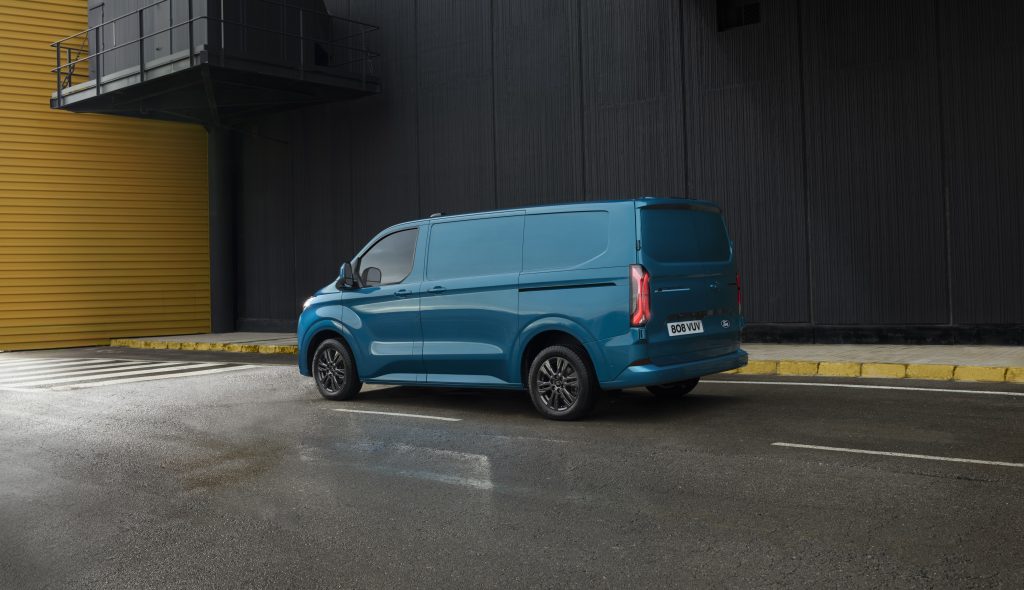 2022 ford e transit custom 14 2022 - le nouveau e-transit custom 100% électrique de chez ford : un pas de plus vers la transition énergétique