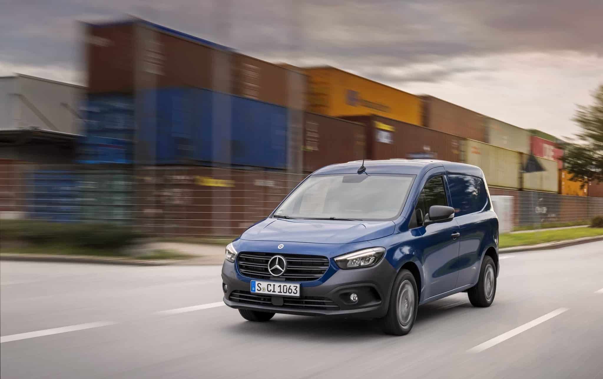 Mercedes citan roulant le long de conteneur ferroviaire