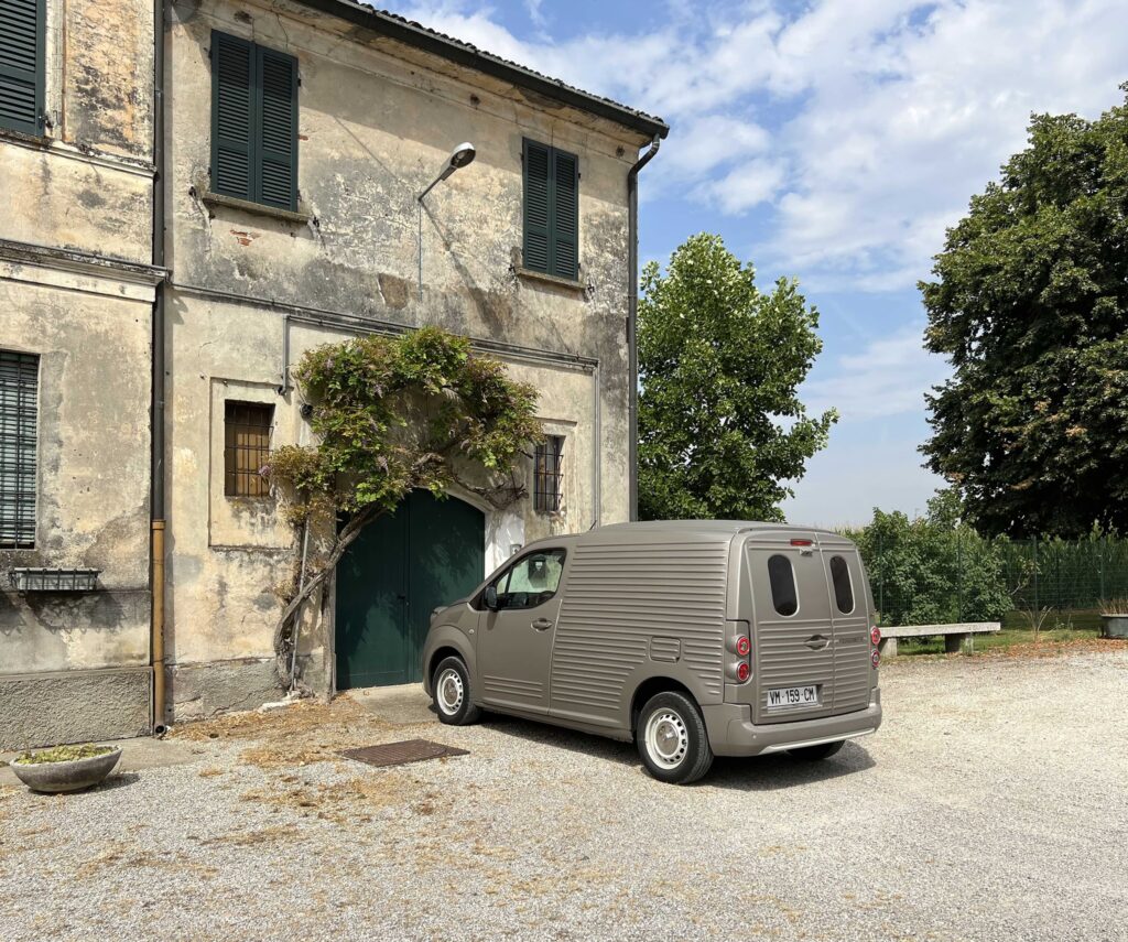 Fourgonnette berlingo caselani 1 - le citroën berlingo van prend l’allure d’une 2cv fourgonnette avec le kit caselani