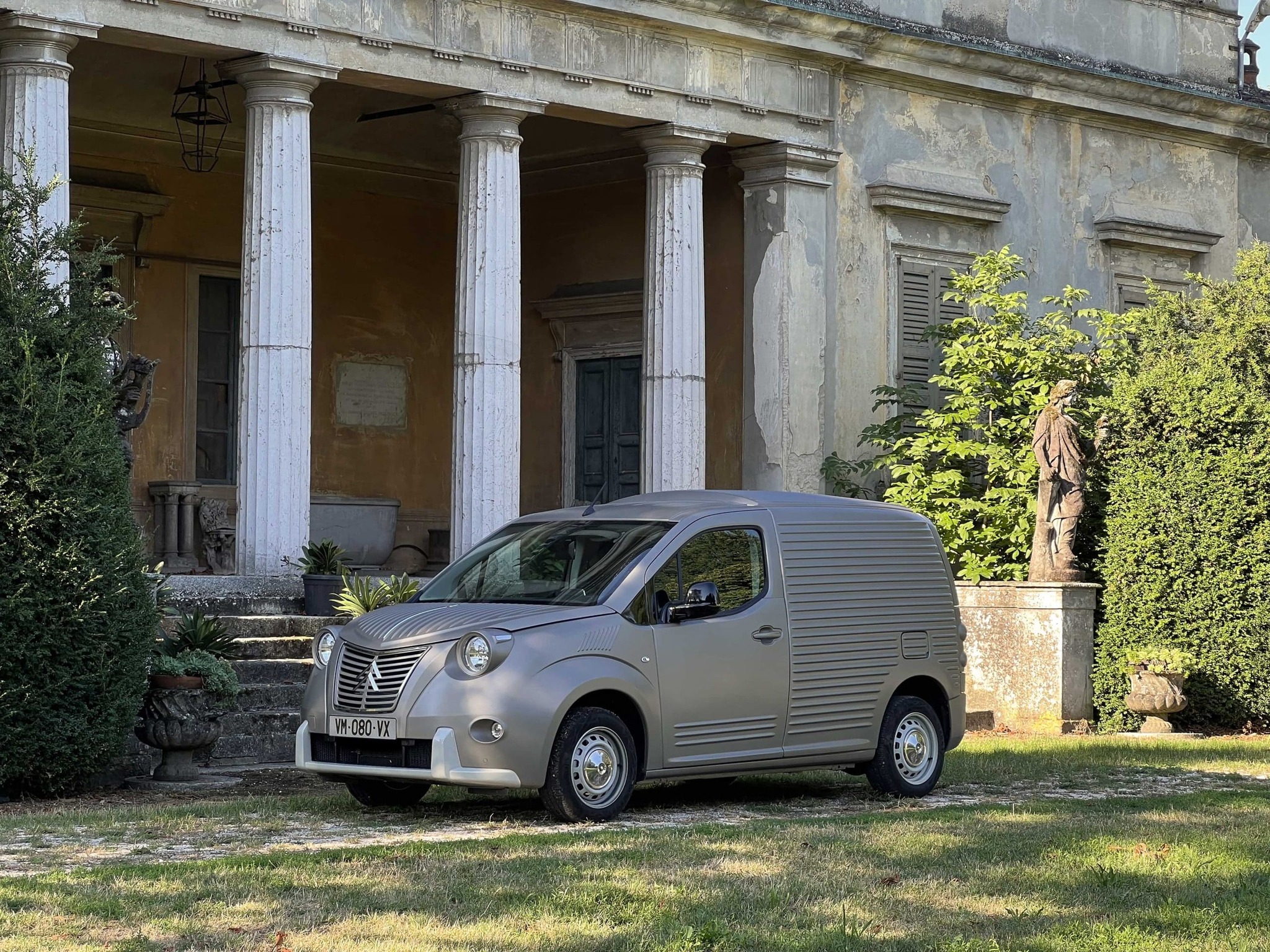 Le citroën berlingo van prend l’allure d’une 2cv fourgonnette avec le kit caselani