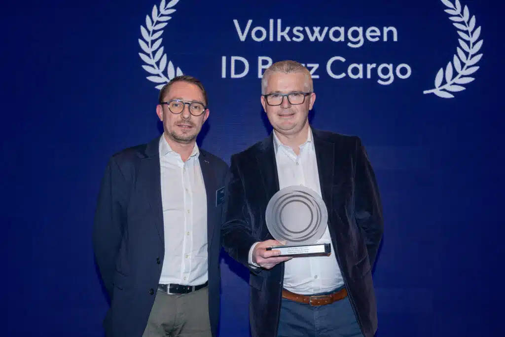 Ghislain laffite et olivier brabant sur le scene des trophees de largus 2023 - trophées de l’argus 2023 : l’id. Buzz cargo, gagnant dans la catégorie « vu de l’année » !