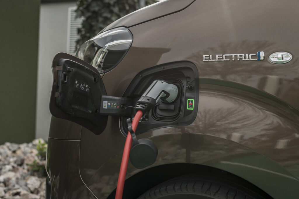 2020 proaceversoelectric detail 020 - un toyota proace ev en aide aux personnes défavorisées