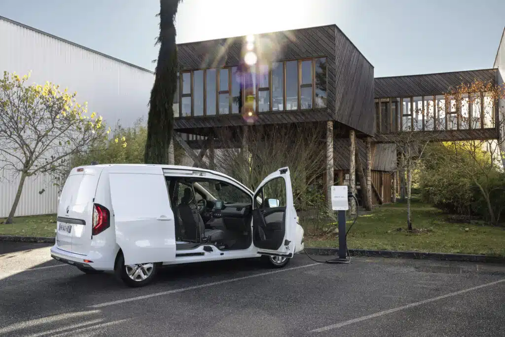 2022 nouveau renault kangoo van e tech electric - plug inn : l'application signée renault!