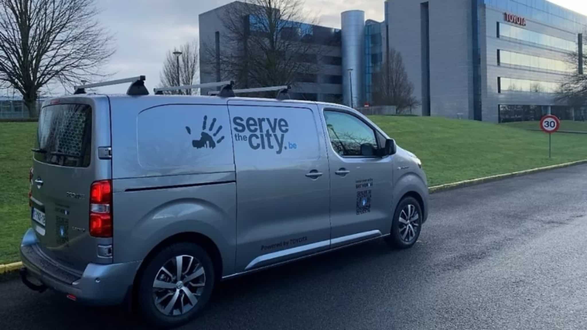 Un toyota proace ev en aide aux personnes défavorisées