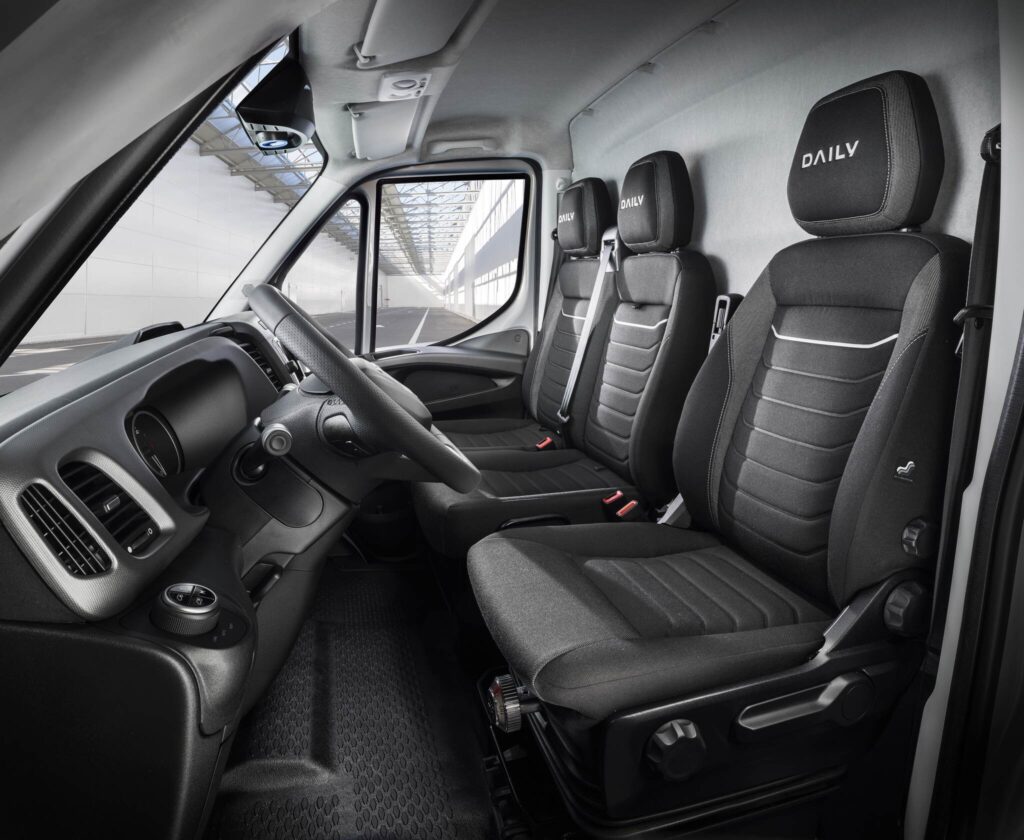 02 new daily cab - l’iveco daily primé « camion léger » de l’année   