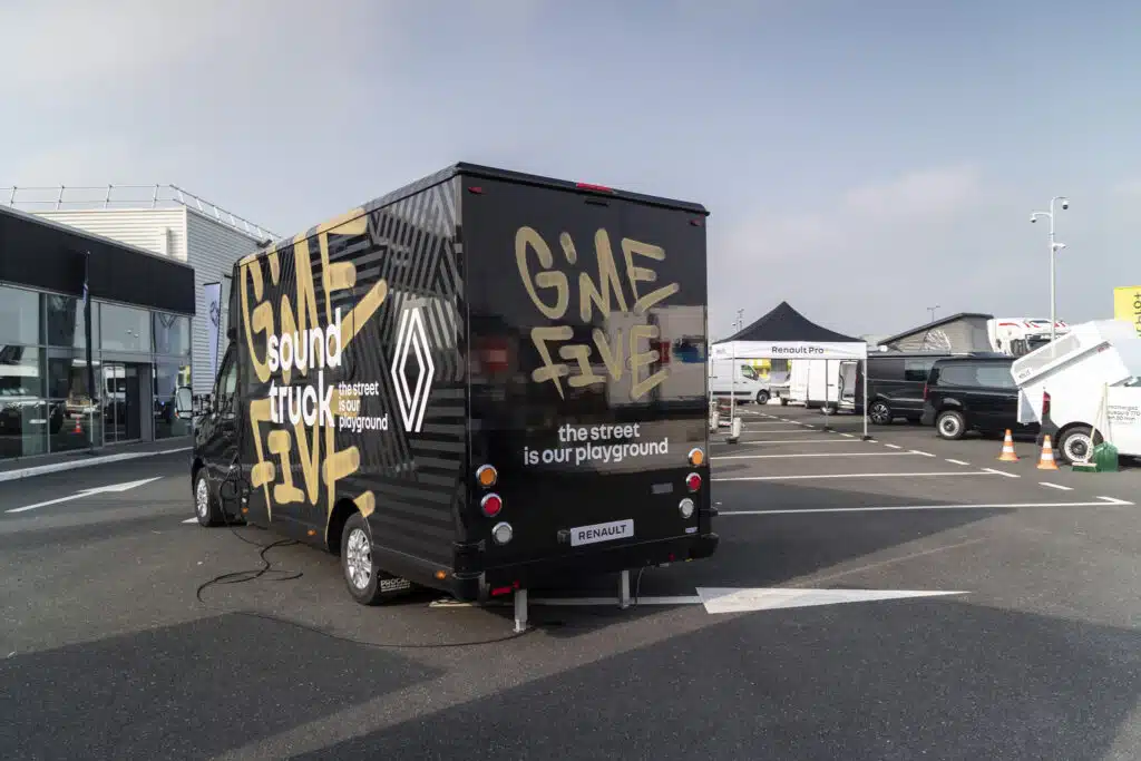 Gamme renault pro vehicules utilitaires transformes 10 - renault master "soundtruck" : révélateur de talents musicaux !