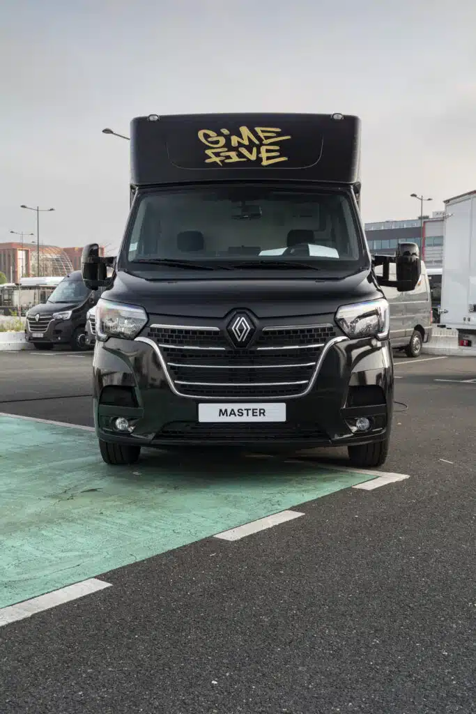 Gamme renault pro vehicules utilitaires transformes 11 - renault master "soundtruck" : révélateur de talents musicaux !