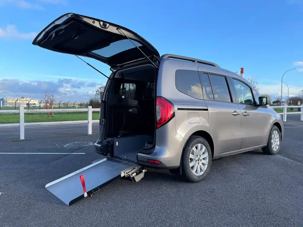 1 - mercedes classe t : transport de personnes à mobilité réduite