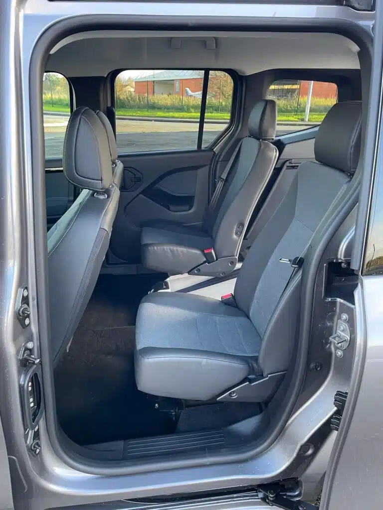 8 - mercedes classe t : transport de personnes à mobilité réduite
