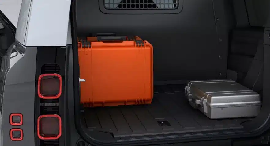 Capture decran 2023 07 12 194434 - hard top : la version utilitaire du land rover defender!