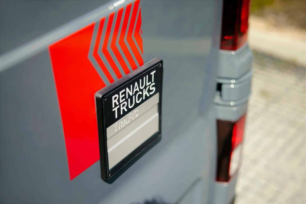 P040333 - renault trucks trafic red edition : offre vul pour les pros!