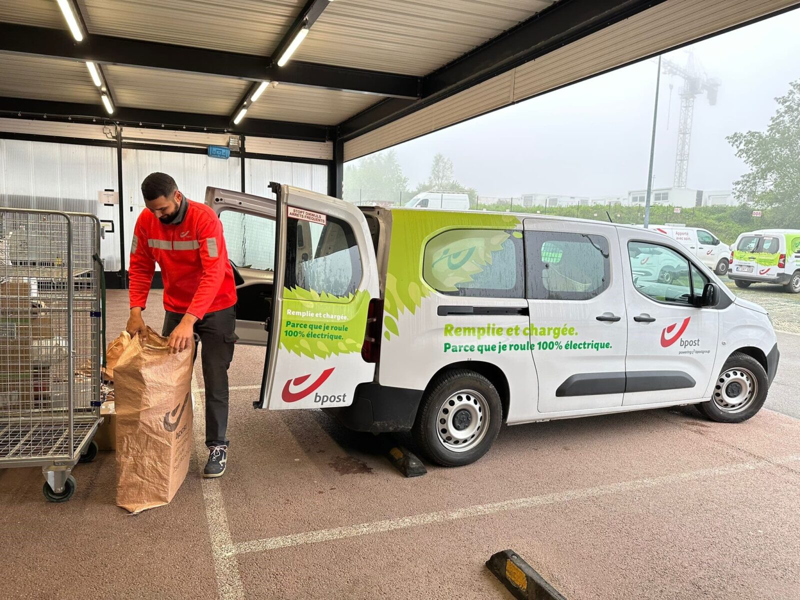 Bpost passe le cap des 1000 fourgonnettes 100% électriques
