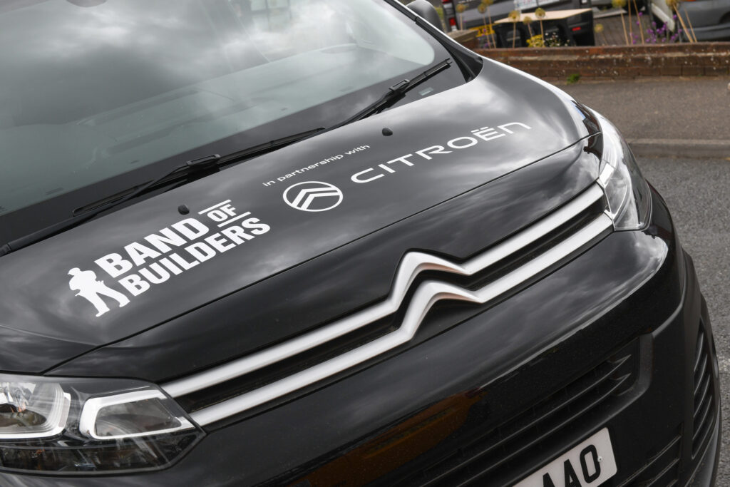 Band of builders partnership4 - citroën uk roule pour l’association "band of builders"