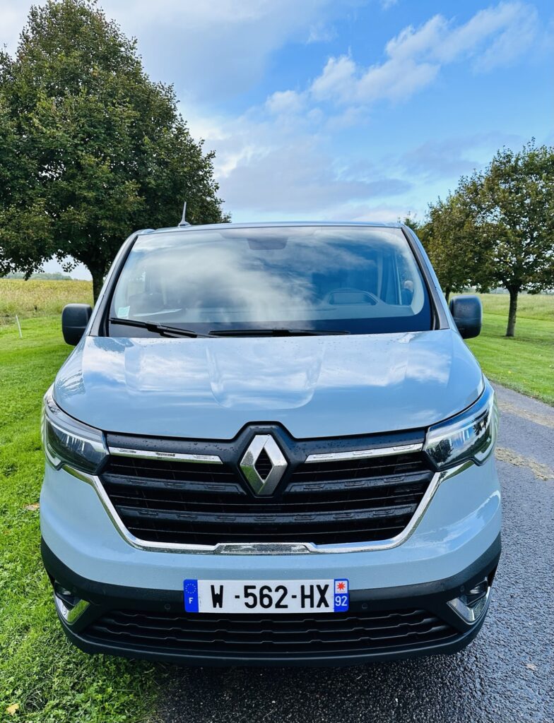 Renault trafic van e tech 21 - essai renault trafic van e-tech electric : il a tout pour lui !