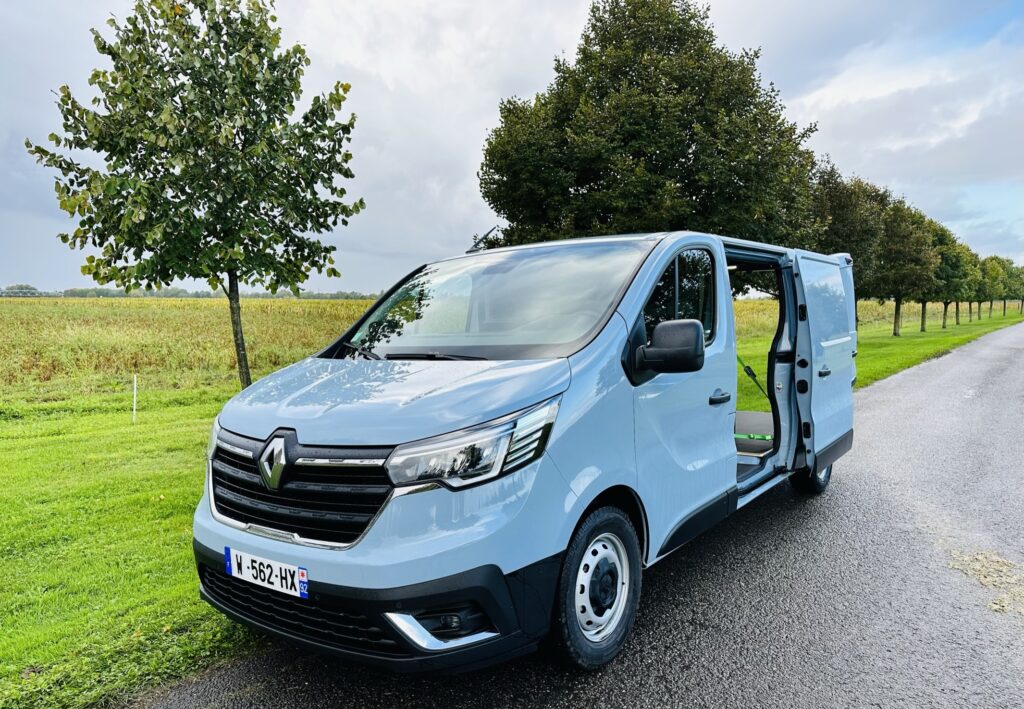Renault trafic van e tech 22 - essai renault trafic van e-tech electric : il a tout pour lui !