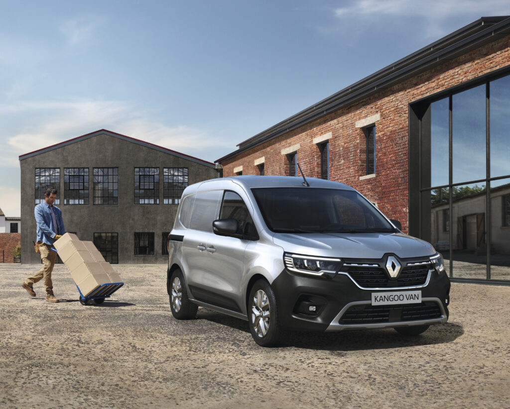 Renault kangoo van dans un chantier