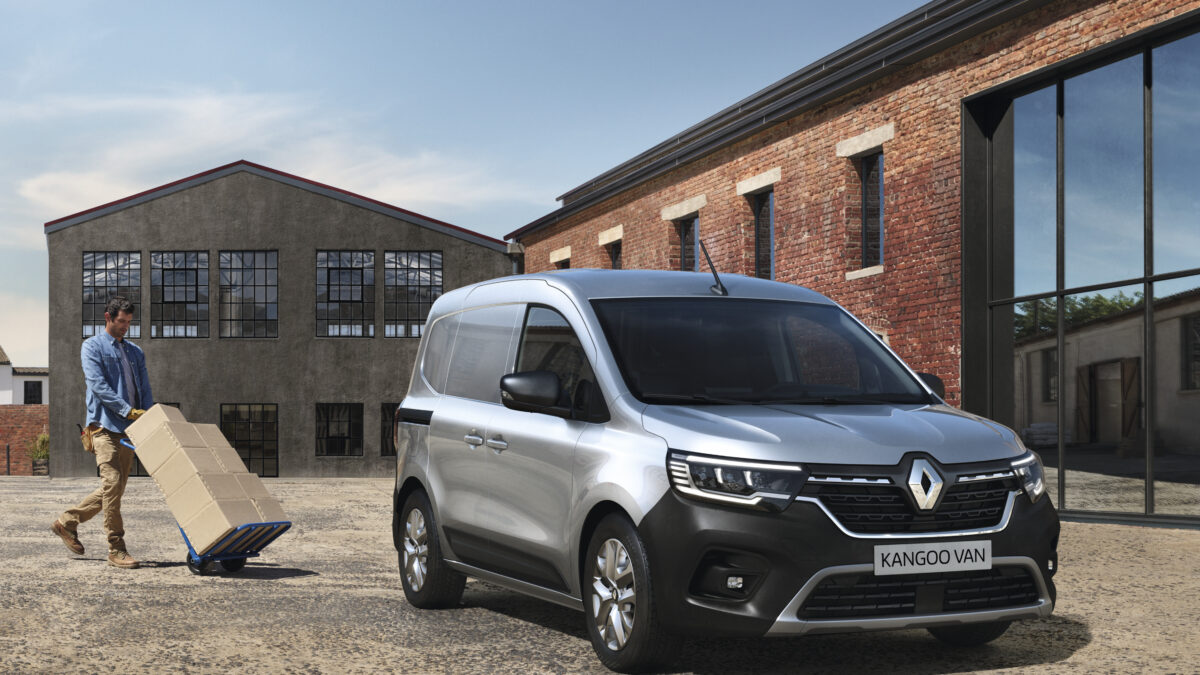 Renault kangoo van dans un chantier