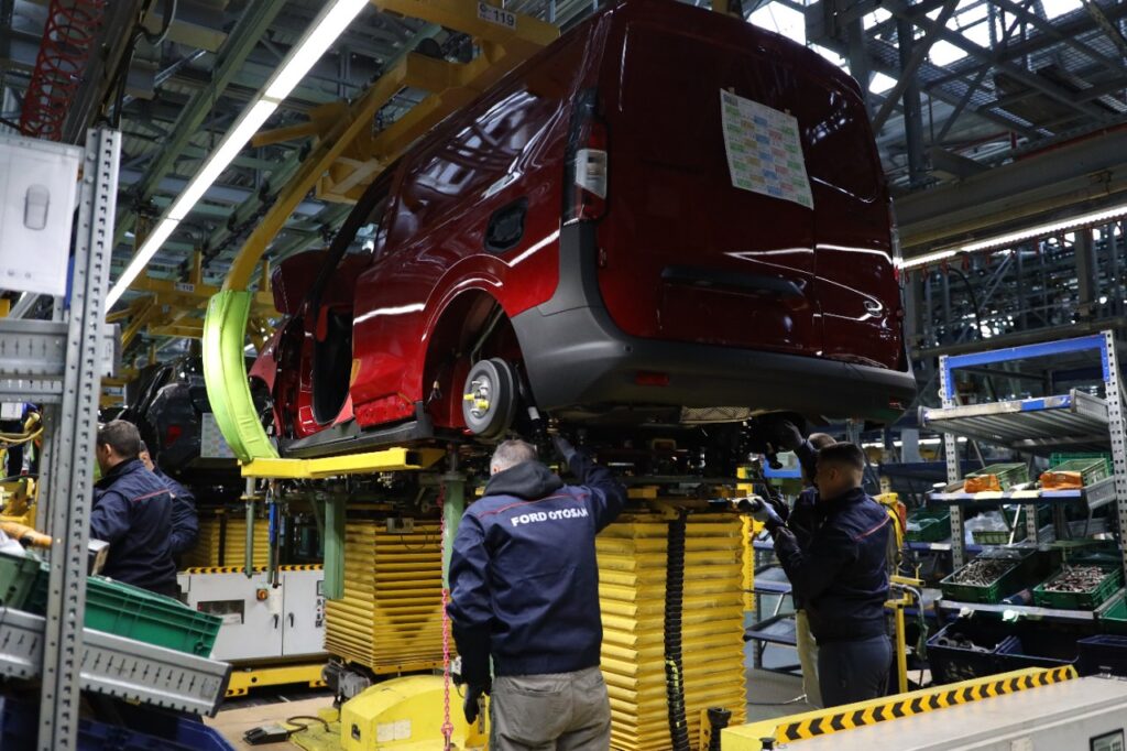 Transit courier production 1 - zoom sur le ford transit courier produit en roumanie