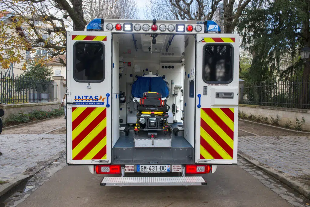 Uniteneuro vasculairemobile. Copyo. Bos284 - le mercedes sprinter en mode unité neurovasculaire mobile