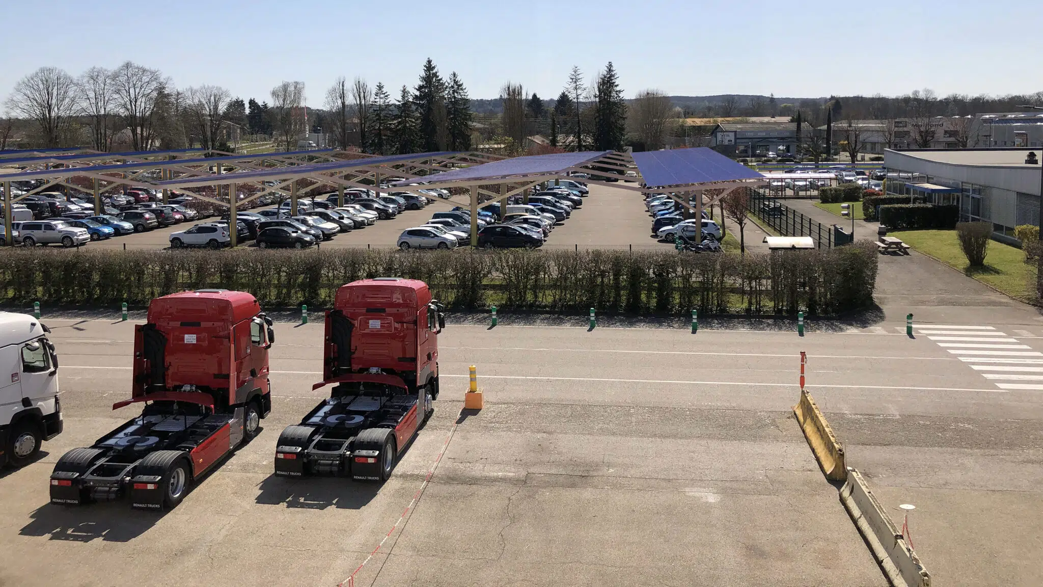Des ombrières photovoltaïques pour renault trucks