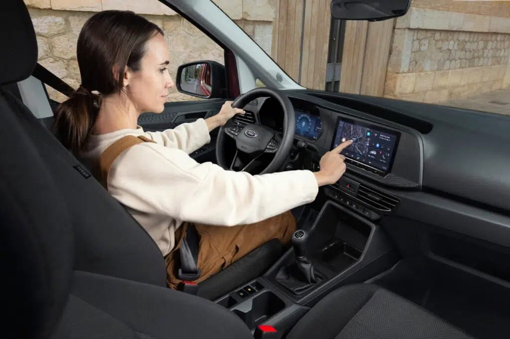 Transit connect cockpit 01 - ford pro dévoile le tout nouveau transit connect phev