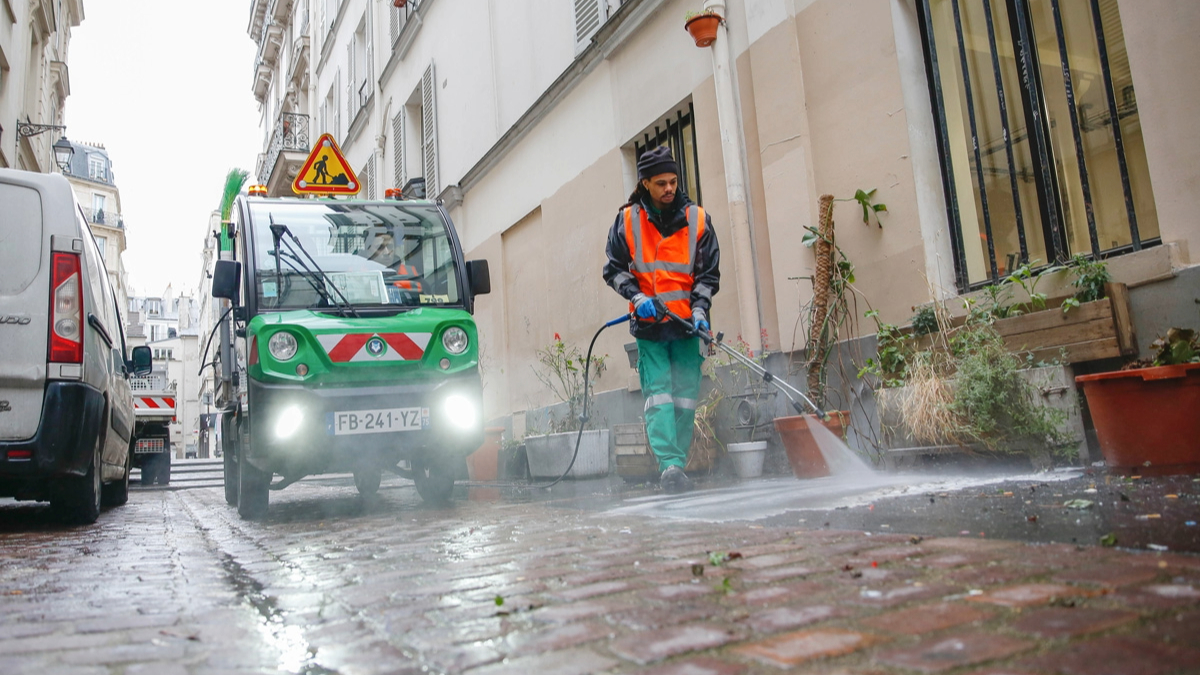 Le goupil g4 travaille à la propreté de la ville de paris