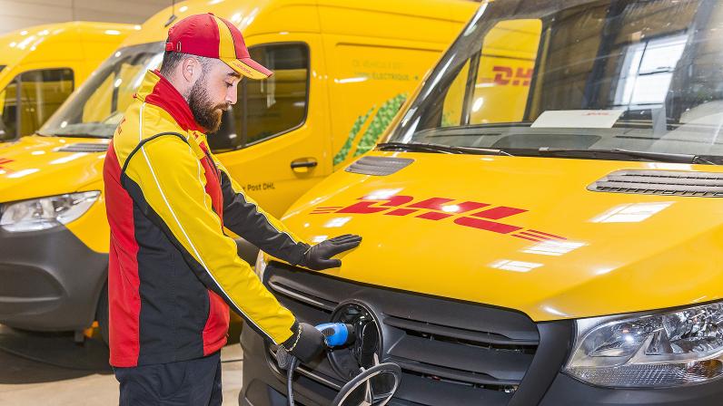 Dhl - le père noël aux couleurs de dhl express