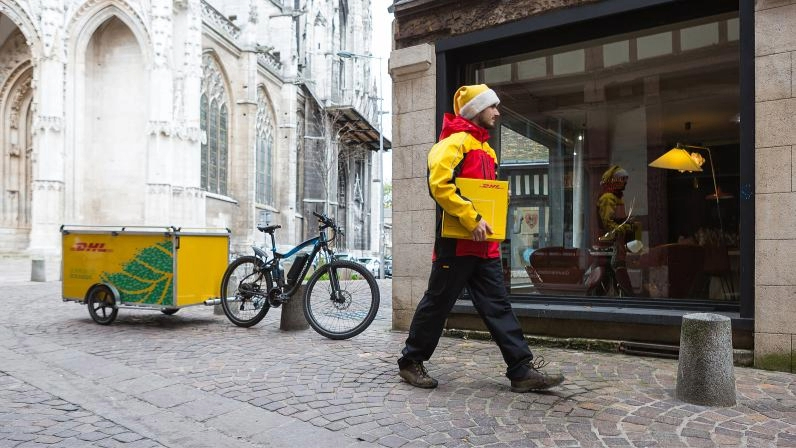 Le père noël aux couleurs de dhl express