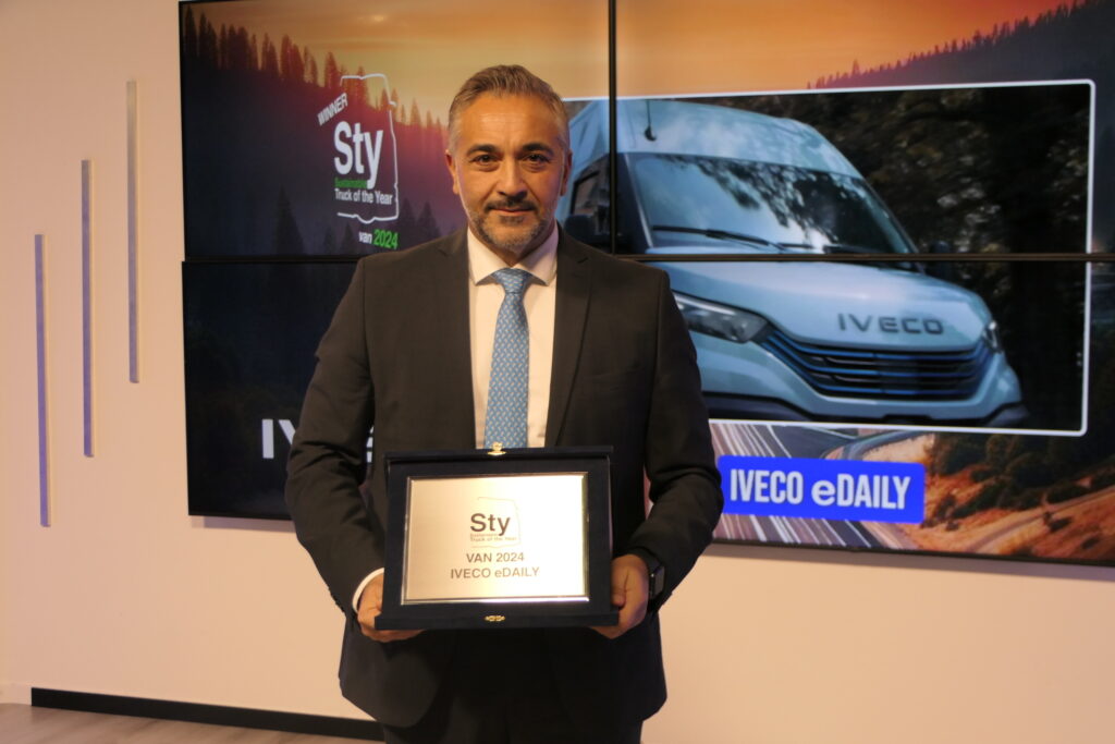 2024 iveco edaily sustainable truck of the year massimiliano perri business director iveco italy - iveco : deux nouveaux prix pour les daily et edaily