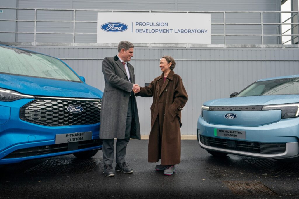 Minister anthony browne mp and ford chair lisa brankin in safety footware to tour new propulsion development laboratory close up - un nouveau laboratoire d’essais de véhicules électriques ford