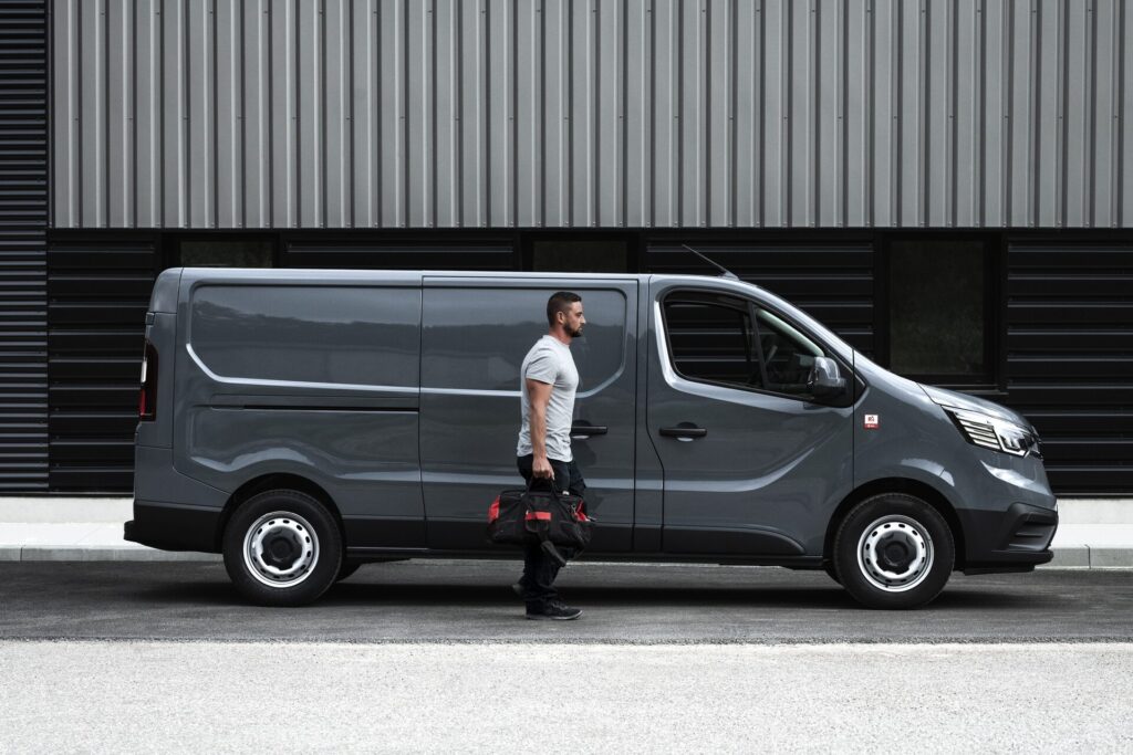 1344718 renault trucks trafic with tradesperson - renault trucks exposait ses utilitaires à birmingham