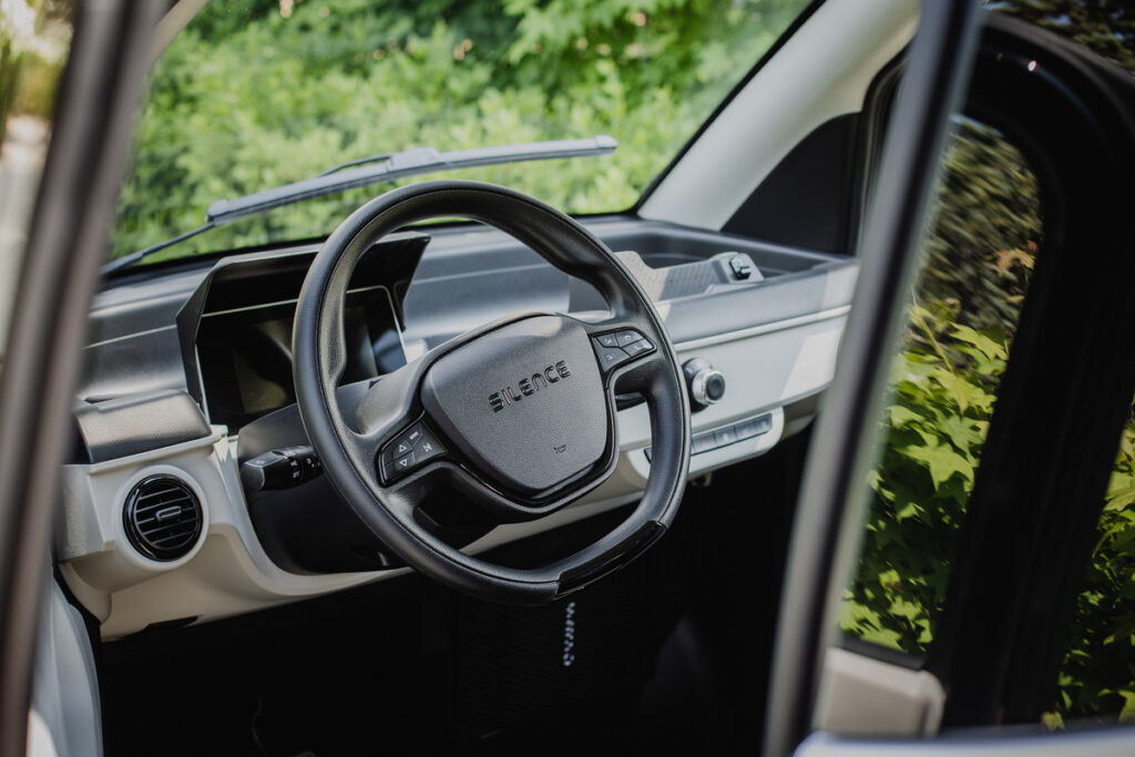 Detailed shot of unicos dashboard revealing tft steering wheel phone placeholder - nissan : du nouveau pour les nanocars silence s04