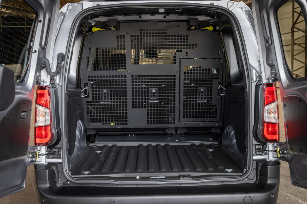 1920 2024 proacecitycrewcabl2130hp greycloud interior 006 - comment optimiser au mieux le volume de son utilitaire?