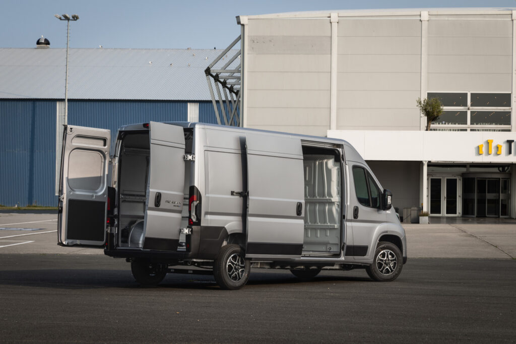 1920 2024 proacemaxcomforth2l3bev silvershadow static 006 - toyota proace max : « vu electrique de l’année »