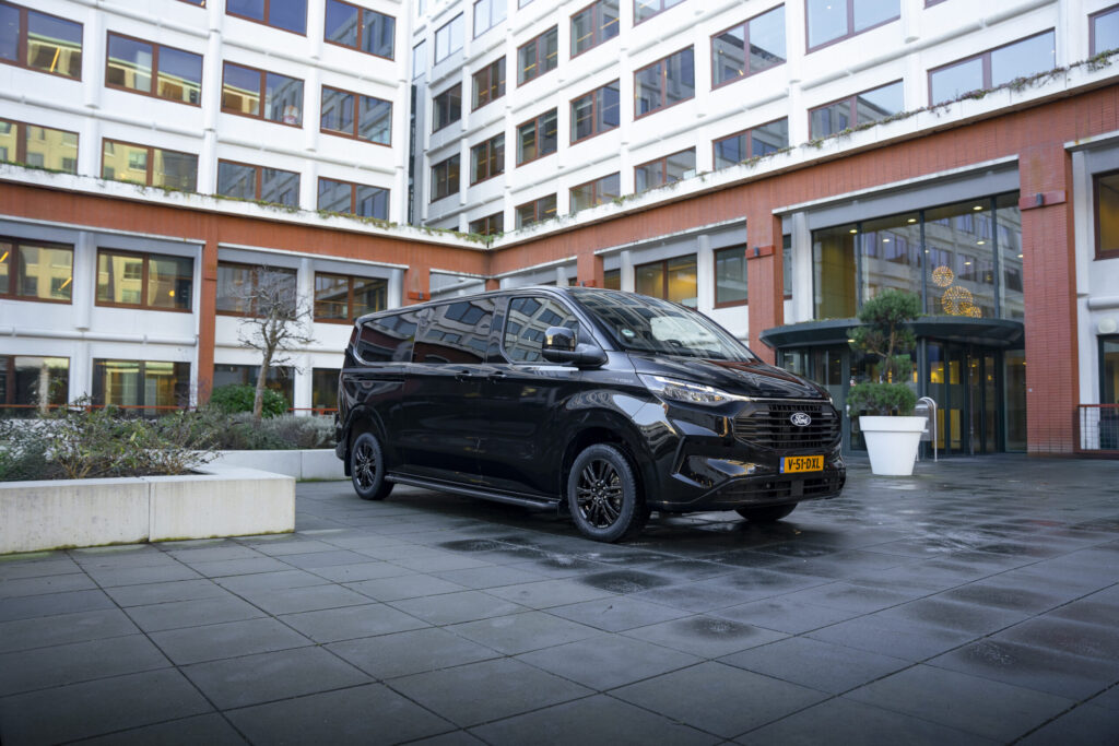 Ford transit custom black platinum 01 - 60 ans : un anniversaire marquant pour le ford transit 