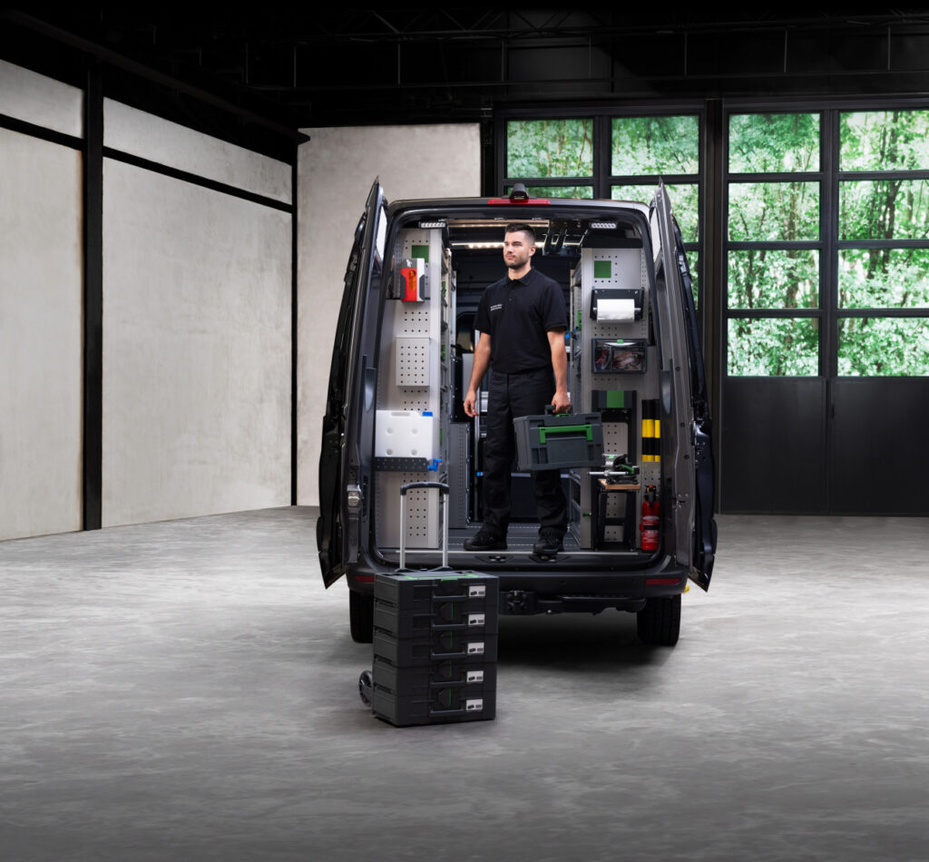 1920 10486369 ci0006256mbevansmobileserviceshot10r04extn - mercedes : place au mobile service dans le groupe gorrias 