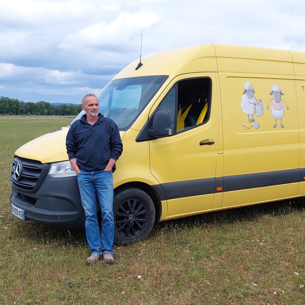 1753279042080 - un tondeur fidèle à son mercedes sprinter jaune !