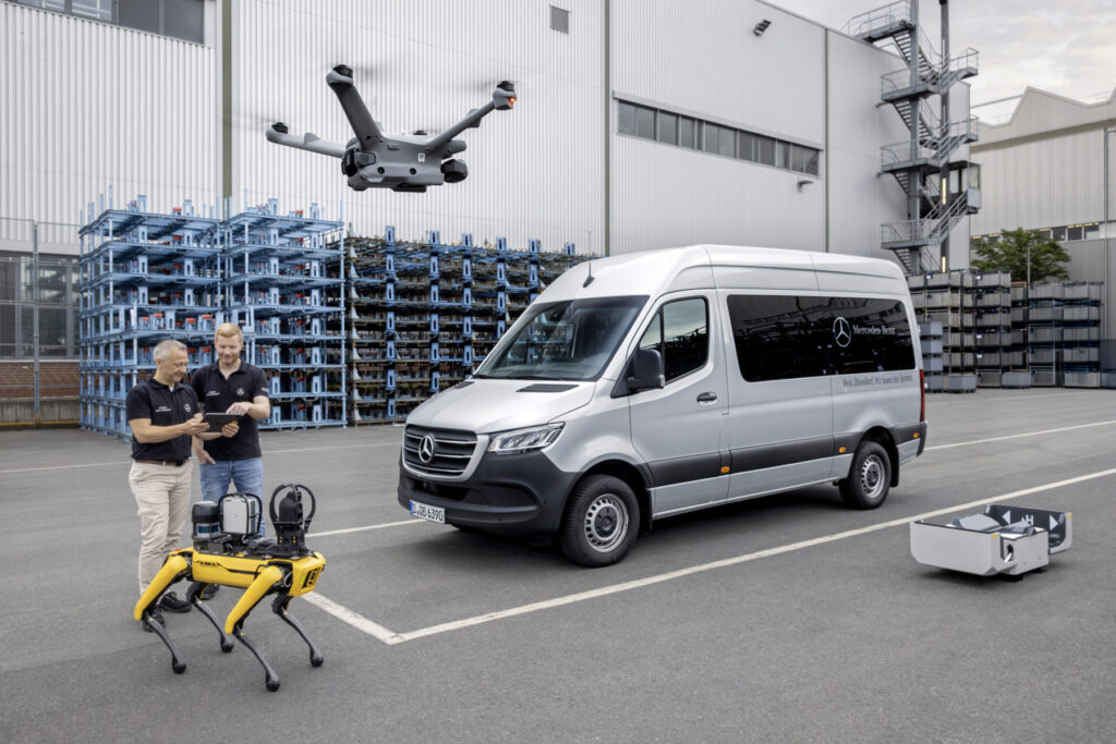 1920 25c0204 001 - mercedes : son usine de düsseldorf adopte un robot-chien 