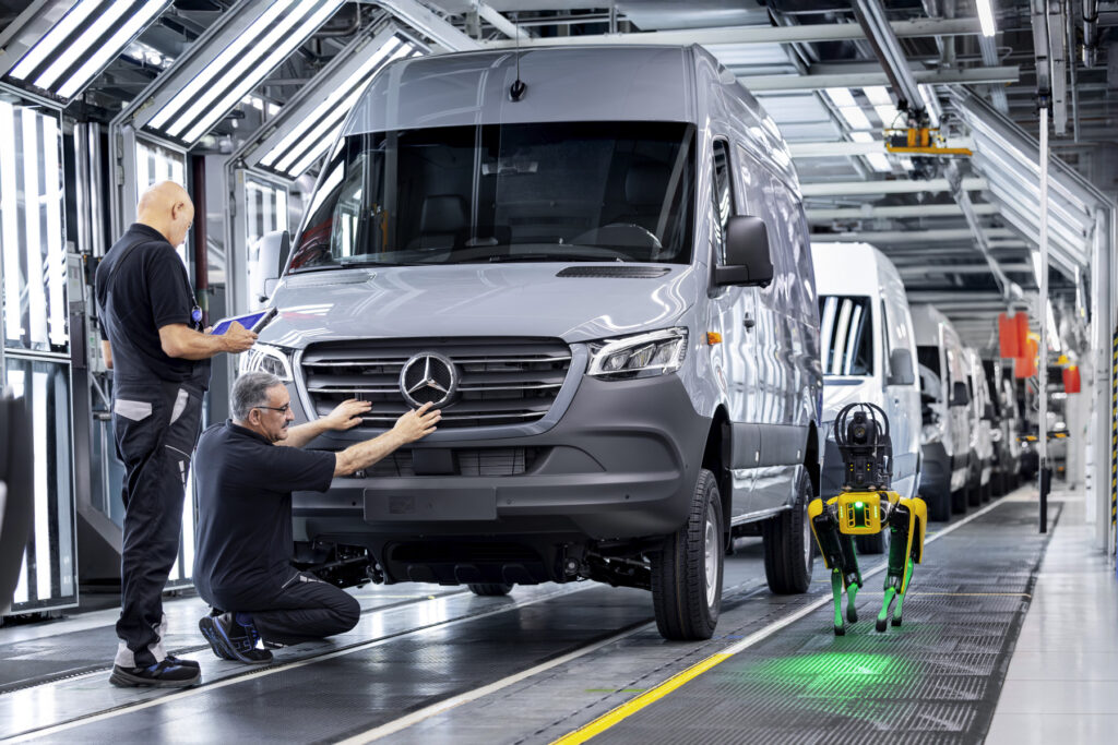 1920 25c0204 004 - mercedes : son usine de düsseldorf adopte un robot-chien