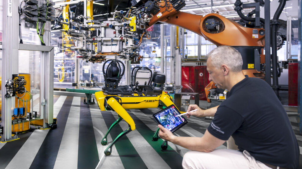 1920 25c0204 006 - mercedes : son usine de düsseldorf adopte un robot-chien