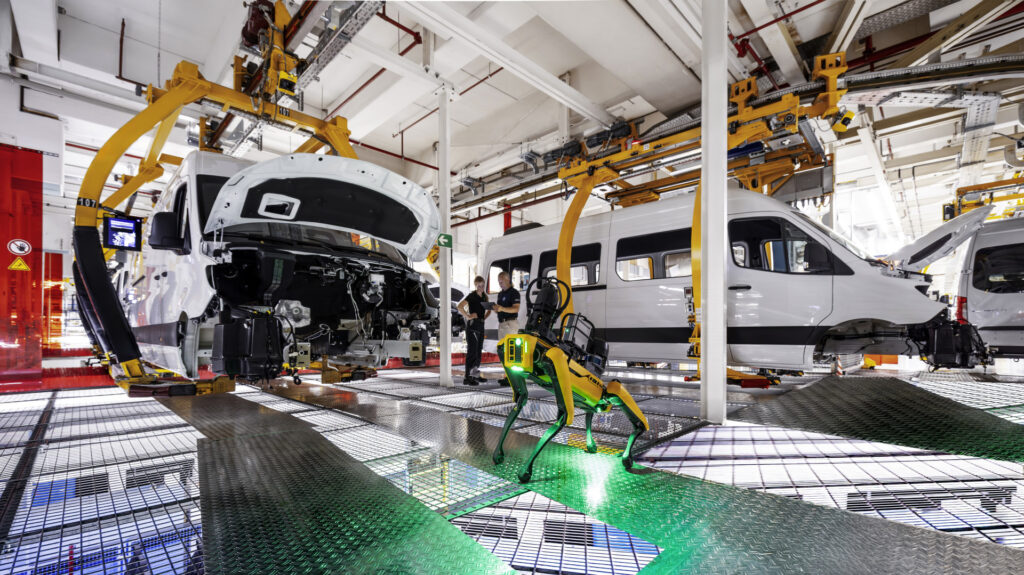 1920 25c0204 007 - mercedes : son usine de düsseldorf adopte un robot-chien 