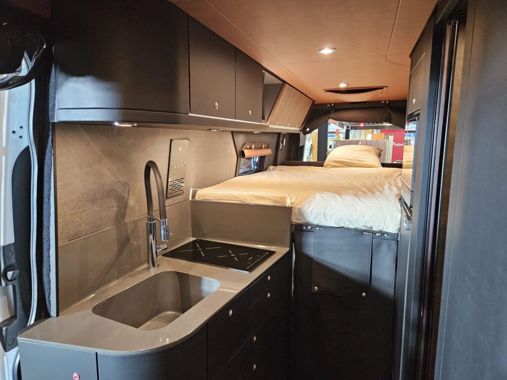 20250926 152546 - salon des véhicules de loisirs : succès de niche pour les mercedes sprinter 4x4