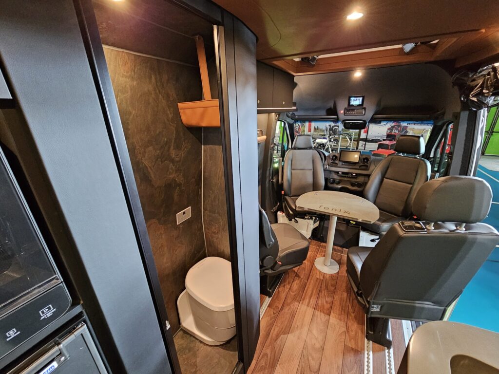 20250926 152611 - salon des véhicules de loisirs : succès de niche pour les mercedes sprinter 4x4