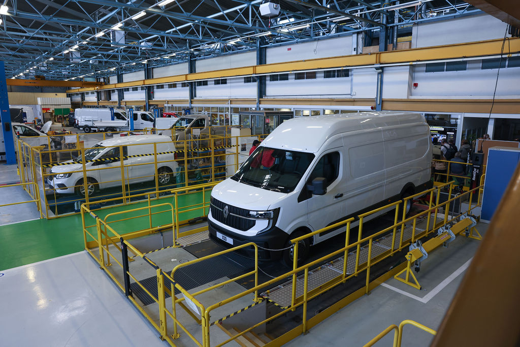 705a5611 - visite au sein du centre r&d dédié aux vu renault depuis 60 ans