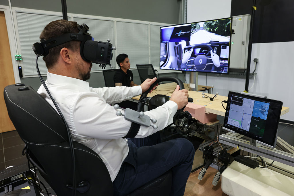 705a7310 - visite au sein du centre r&d dédié aux vu renault depuis 60 ans