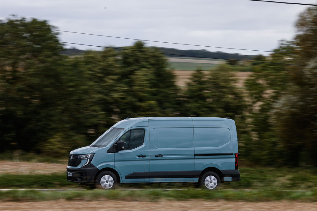 95a4947 - visite au sein du centre r&d dédié aux vu renault depuis 60 ans