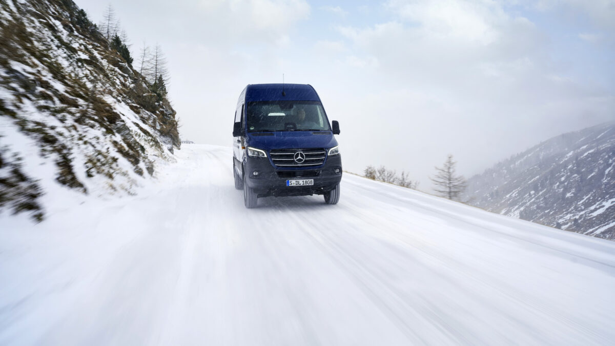 1920 sprinter4x4 - innovation sécuritaire : mercedes-benz rend la conduite des utilitaires encore plus sûre